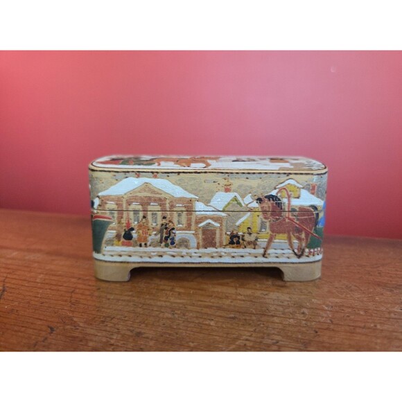 Vtg Russian hand painted Jewelry / Trinket Box horse sleigh Snow art signed - Picture 2 of 12